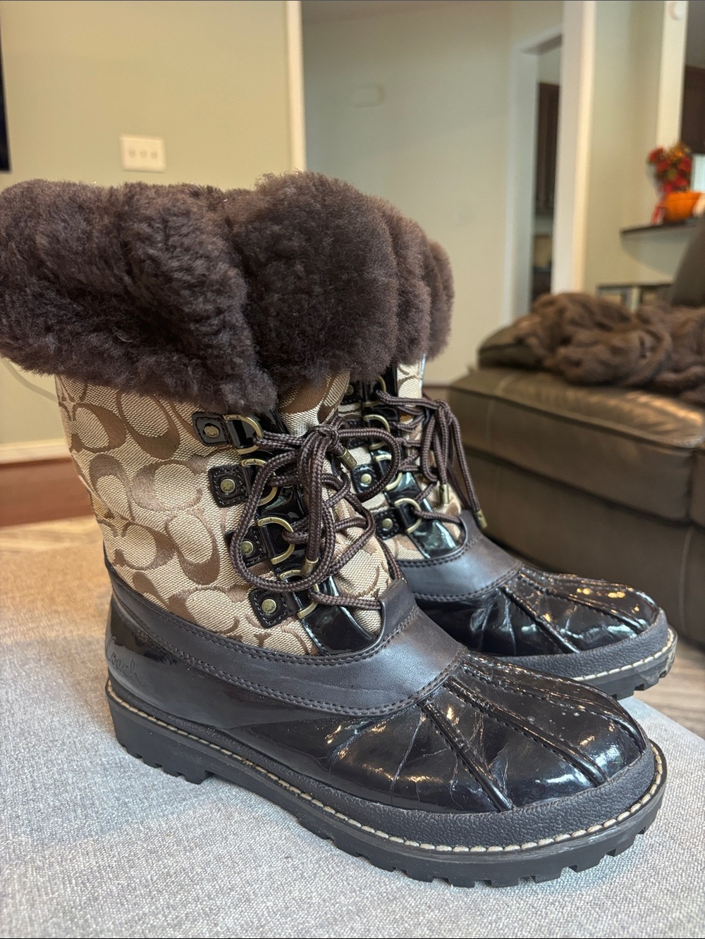 Coach Leonora winter boots sz 9 signature C logo faux fur